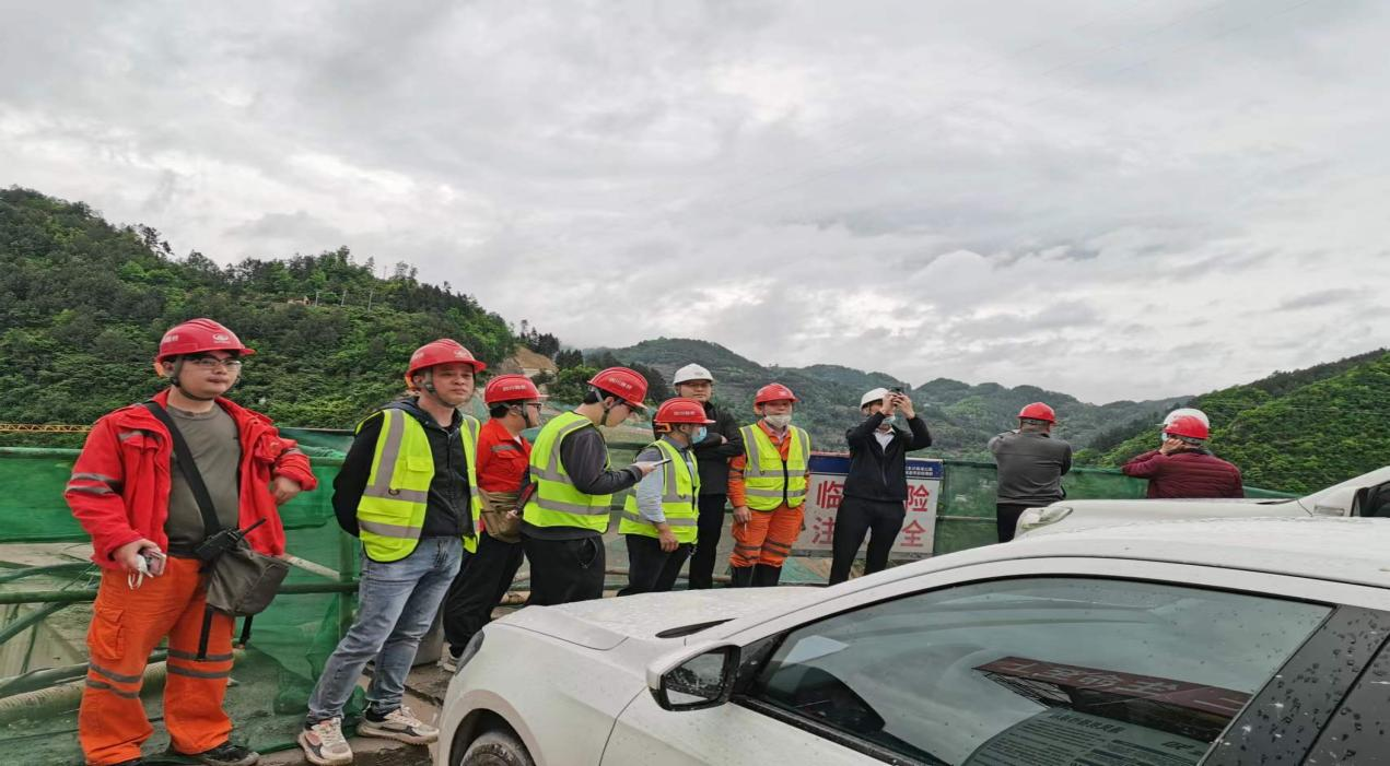 四川川黔高速公路有限公司領導到古金高速大梁子隧道進行安全生產(chǎn)活動調(diào)研